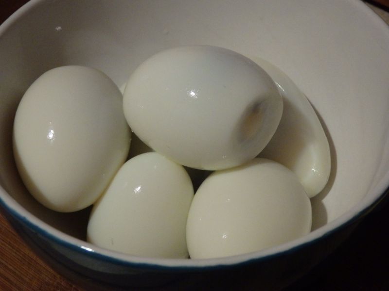 Uova fresche in un cestino di paglia