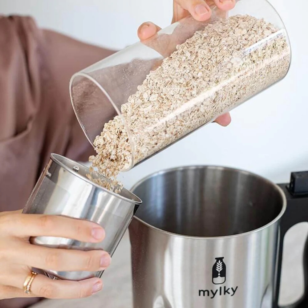 Preparazione del latte vegetale con la macchina AlfaBot N2 in cucina