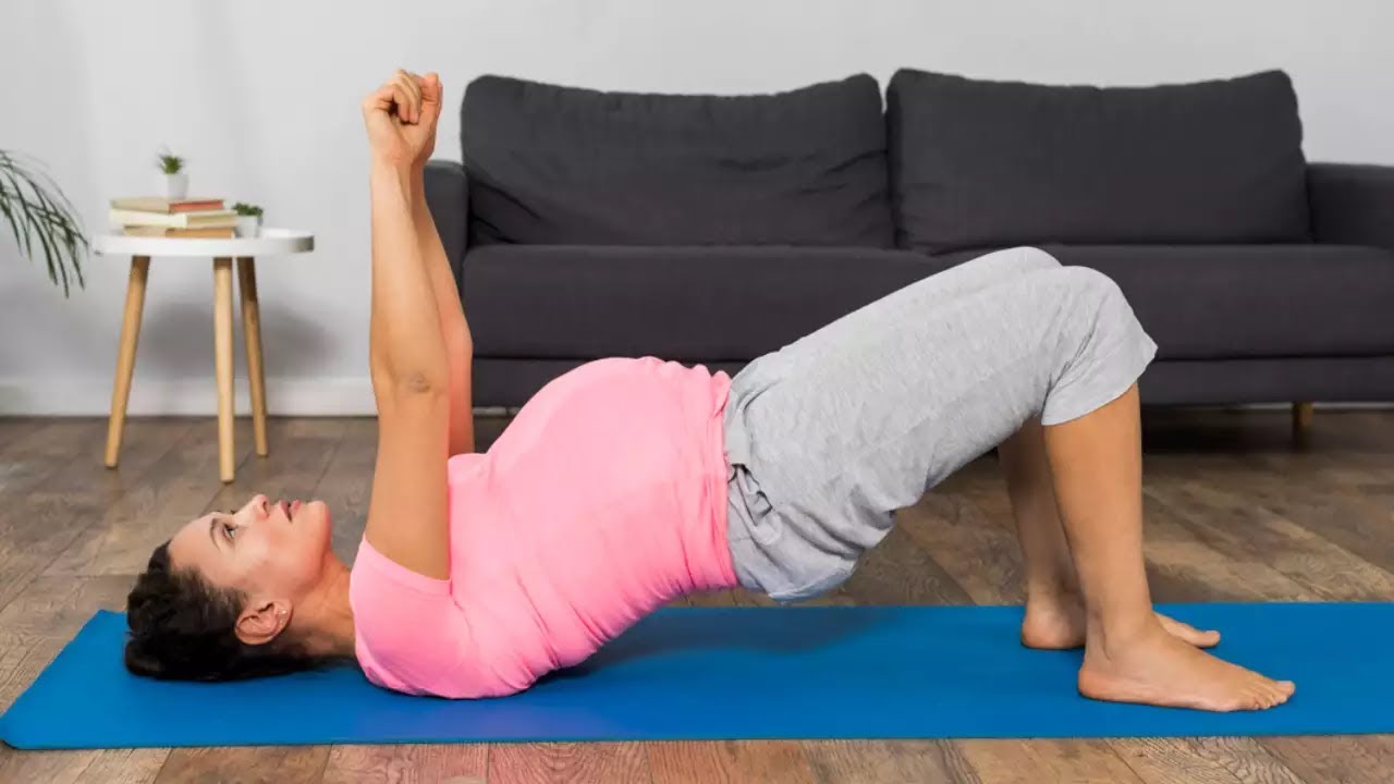 Donna che pratica yoga in posizione del loto